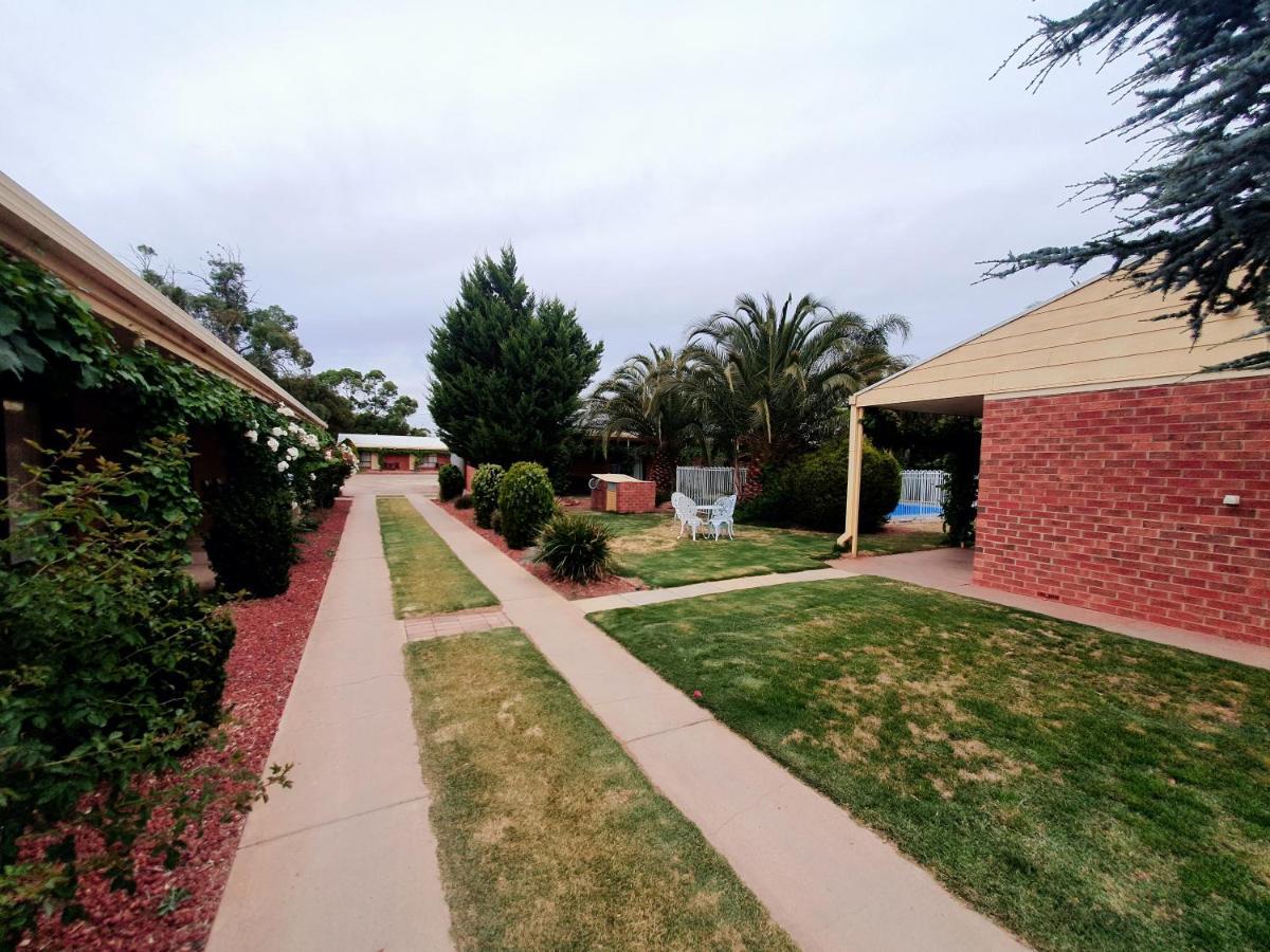 Roundhouse Motel Peterborough エクステリア 写真