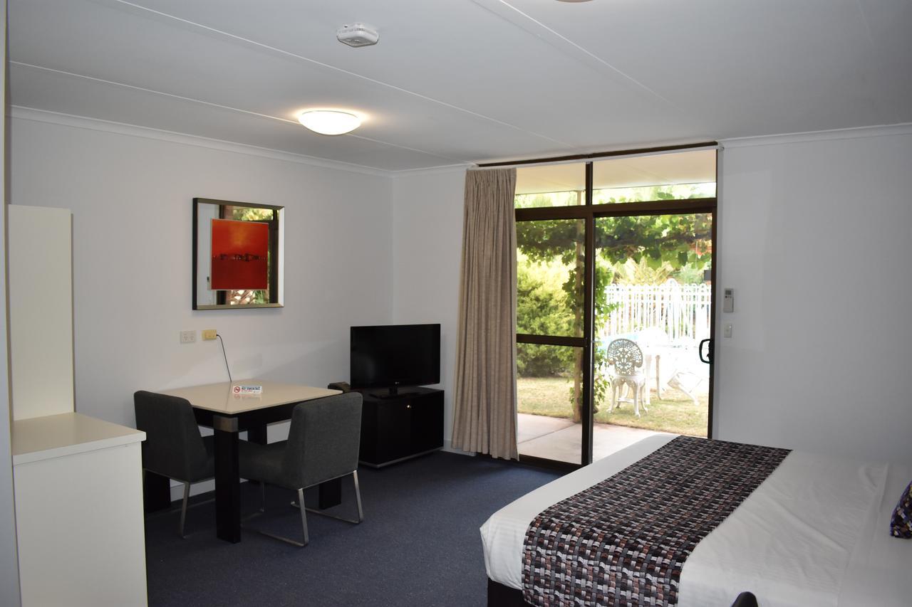 Roundhouse Motel Peterborough エクステリア 写真
