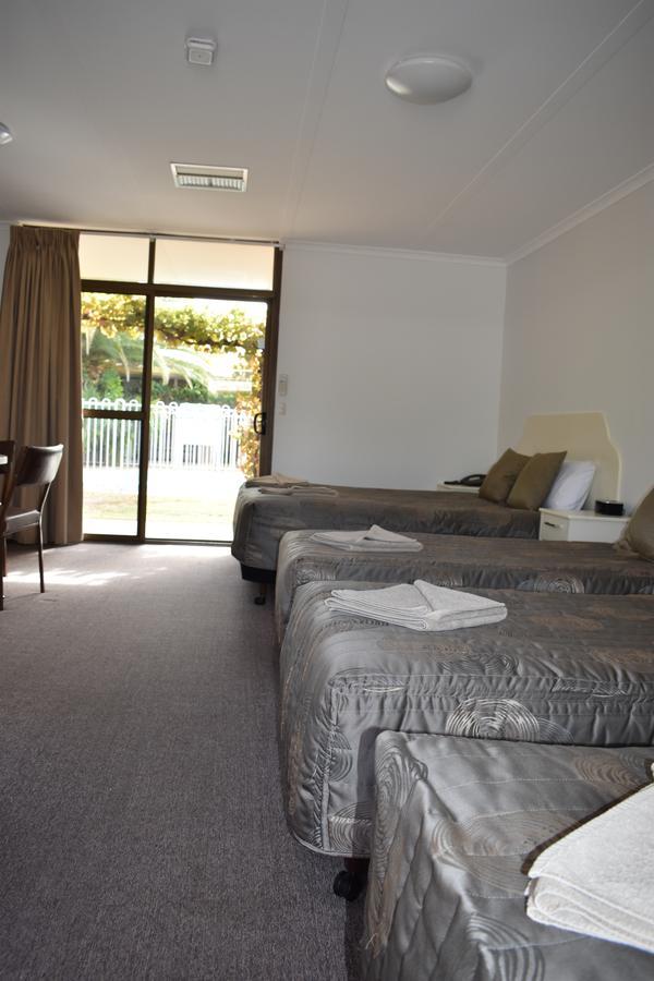 Roundhouse Motel Peterborough エクステリア 写真